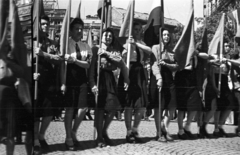 Hungary, Budapest VI., Oktogon, május 1-i ünnepség felvonulói., 1946, Berkó Pál, Budapest, women, flag, uniform, Fortepan #79195