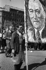 Hungary, Budapest VI., Oktogon, május 1-i ünnepség felvonulói., 1946, Berkó Pál, march, worker, damaged building, apron, Mátyás Rákosi-portrayal, Budapest, Fortepan #79197