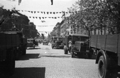 Hungary, Budapest VI., Andrássy út az Oktogon felé nézve. A Budapest Székesfőváros Gázmüvei teherautóinak felvonulása a május 1-i ünnepség alkalmával., 1946, Berkó Pál, flag, street view, MÁVAG-brand, 1st of May parade, cobblestones, Budapest, Fortepan #79202