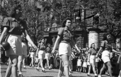 Hungary, Budapest VI., Andrássy út az Eötvös utcánál. Május 1-i felvonulás, háttérben az 52. számú ház., 1946, Berkó Pál, Budapest, women, uniform, ball, Fortepan #79204