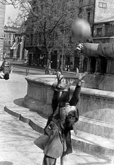 Magyarország, Budapest I., Corvin tér, Fő utca, háttérben a Szilágyi Dezső téri református templom hátoldala., 1958, Fortepan, portré, szökőkút, játék, Budapest, labda, bemozdulás, Fortepan #7921