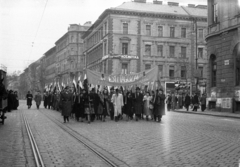 Magyarország, Budapest VI., Podmaniczky utca a Kármán utca felől a Teréz körút kereszteződése felé nézve, távolban a Bajcsy-Zsilinszky út., 1947, Berkó Pál, Budapest, felirat, felvonulás, Fortepan #79238