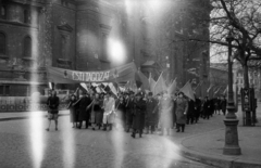 Magyarország, Budapest V., felvonulók a Szent István-bazilika mellett a Bajcsy-Zsilinszky útról nézve., 1947, Berkó Pál, Budapest, felvonulás, zászló, Fortepan #79239