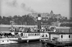 Magyarország, Budapest V.,Budapest I., Vigadó (Molotov) téri hajóállomás a Körös személyhajóval, szemben a Királyi Palota (később Budavári Palota)., 1947, Berkó Pál, gőzhajó, Kőrös/Verecke hajó, Budapest, Fortepan #79242