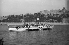 Magyarország, Budapest I., a Várkert bazár és a Királyi Palota (később Budavári Palota) a pesti oldalról, előtérben a Körös személyhajó., 1947, Berkó Pál, hajó, gőzhajó, lapátkerekes hajó, Kőrös/Verecke hajó, Budapest, Fortepan #79244