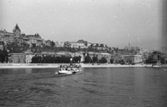 Magyarország, Budapest I., a budai Vár és a lerombolt Széchenyi Lánchíd Pestről nézve. Előtérben a Körös személyhajó., 1947, Berkó Pál, hajó, hídroncs, gőzhajó, Duna, lapátkerekes hajó, Kőrös/Verecke hajó, Budapest, függőhíd, William Tierney Clark-terv, Fortepan #79245