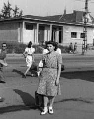 Magyarország, Budapest II., Árpád fejedelem útja a szentendrei HÉV végállomásánál a Margit híd budai hídfőjénél., 1947, Berkó Pál, portré, életkép, zokni, hölgy, kézitáska, Budapest, nyári ruha, Fortepan #79275