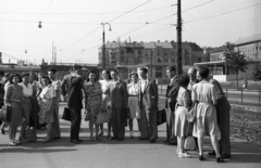 Magyarország, Budapest II., Árpád fejedelem útja, a szentendrei HÉV végállomása a Margit híd budai hídfőjénél., 1947, Berkó Pál, csoportkép, életkép, aktatáska, retikül, kézitáska, Budapest, Fortepan #79276