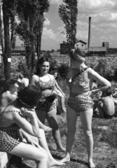 Magyarország, Budapest III., Csillaghegyi strandfürdő, háttérben a Csillaghegyi Téglagyár., 1947, Berkó Pál, Budapest, nők, bikini, Fortepan #79277