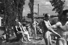 Magyarország, Budapest III., Csillaghegyi strandfürdő, háttérben a Csillaghegyi Téglagyár., 1947, Berkó Pál, Budapest, férfiak, nők, Fortepan #79278