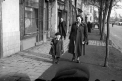 Hungary, Budapest XIII., Róbert Károly körút a Csata utca felől a Lehel utcai kereszteződés felé nézve., 1955, Berkó Pál, Budapest, kid, gloves, glasses, beret, Fortepan #79296