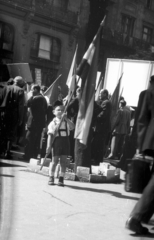 Hungary, Budapest V., Báthory utca a Honvéd utcánál, szemben balra az 5. számű ház., 1955, Berkó Pál, flag, festive, kid, Budapest, Fortepan #79301