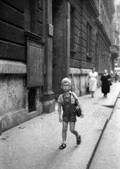 Hungary, Budapest VIII., Szentkirályi utca a 16. számú háztól a Bródy Sándor utca felé nézve., 1954, Berkó Pál, street view, kid, Budapest, Fortepan #79306