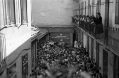 Hungary, Budapest VIII., Szentkirályi utca 12., Általános Iskola, tanévnyitó., 1955, Berkó Pál, tenement house, crest, corridor, year opening ceremony, Budapest, Fortepan #79311