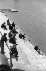 Hungary, Budapest V., a pesti alsó rakpart lépcsője a Szabadság híd közelében., 1946, Berkó Pál, fishing, wharf, Budapest, sitting on stairs, Fortepan #79312