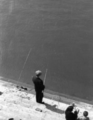 Hungary, Budapest V., a pesti alsó rakpart lépcsője a Szabadság híd közelében., 1946, Berkó Pál, fishing, Budapest, sitting on stairs, plan view, Fortepan #79314