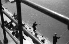 Hungary, Budapest V., a pesti alsó rakpart lépcsője a Szabadság híd közelében., 1946, Berkó Pál, fishing, Budapest, sitting on stairs, Fortepan #79315