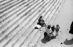 Hungary, Budapest V., a pesti alsó rakpart lépcsője a Szabadság híd közelében., 1946, Berkó Pál, baby carriage, stairs, wharf, Budapest, sitting on stairs, Fortepan #79319