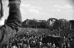 Magyarország, Budapest XIV., Hősök tere, május 1-i ünnepség., 1947, Berkó Pál, mentőautó, Budapest, tömeg, felvonulás, Fortepan #79347