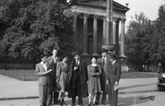 Magyarország, Budapest XIV., Hősök tere, Szépművészeti Múzeum., 1947, Berkó Pál, eklektikus építészet, Budapest, Schickedanz Albert-terv, neoklasszicizmus, Herzog Fülöp Ferenc-terv, hölgy, úriember, csoportkép, múzeum, Fortepan #79355