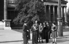 Magyarország, Budapest XIV., Hősök tere, Szépművészeti Múzeum., 1947, Berkó Pál, eklektikus építészet, Budapest, Schickedanz Albert-terv, neoklasszicizmus, Herzog Fülöp Ferenc-terv, hölgy, úriember, csoportkép, vidámság, Fortepan #79356