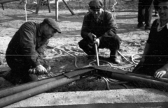 Hungary, Budapest X., a Fehér út - Albertirsai köz - Fehér köz által határolt terület, könnyűszerkezetes csarnok szerelése., 1955, Berkó Pál, Budapest, assembly, worker, tool, Fortepan #79364