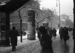 Magyarország, Budapest VI., Andrássy út a Nagymező utca kereszteződésénél., 1942, Berkó Pál, utcakép, hirdetőoszlop, lámpaoszlop, Budapest, Fortepan #79377