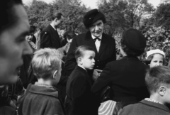 Magyarország, Budapest VIII., Fiumei úti Nemzeti Sírkert (Kerepesi temető), Rajk László, Pálffy György, Szőnyi Tibor és Szalai András újratemetésekor 1956. október 6-án. Szemben Rajk Lászlóné és ifj. Rajk László, háttal Pálffy Györgyné., 1956, Berkó Pál, Budapest, hölgy, kisfiú, anya, gyász, Fortepan #79394