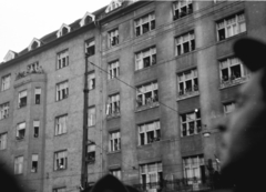 Magyarország, Budapest II., Bem József tér, a Külügyminisztérium épülete., 1956, Berkó Pál, forradalom, Budapest, ablakon kihajolni, Fortepan #79397