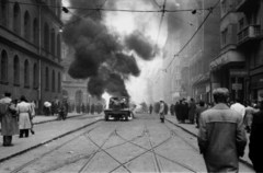 Magyarország, Budapest VIII., Népszínház utca a József körút felől nézve, balra a Csokonai utca torkolata., 1956, Berkó Pál, forradalom, járműroncs, tűz, gépágyú, Bizományi Áruház Vállalat, Budapest, Fortepan #79402