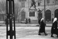 Magyarország, Budapest VIII., Harminckettesek tere, szemben a 32-es Honvéd Gyalogezred emlékműve (Szentgyörgyi István, 1933.)., 1956, Berkó Pál, forradalom, Budapest, Fortepan #79405