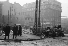 Magyarország, Budapest VIII.,Budapest IX., Kálvin tér, balra a Baross utca torkolata., 1956, Berkó Pál, forradalom, Budapest, óra-ékszer, Édességbolt, járműroncs, Fortepan #79406