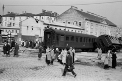 Magyarország, Budapest II., Széna tér, háttérben a Margit körúti egykori fogház épülete., 1956, Berkó Pál, forradalom, járókelő, utcakép, életkép, kockakő, vagon, vonat, Budapest, Fortepan #79408