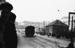 Magyarország, Budapest II., Margit körút (Mártirok útja) a Kis Rókus utca felől a Széna tér felé nézve., 1956, Berkó Pál, kerékpár, forradalom, járókelő, utcakép, életkép, vagon, Budapest, Fortepan #79410