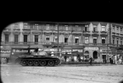 Magyarország, Budapest VI., Oktogon (November 7. tér)., 1956, Berkó Pál, forradalom, harckocsi, T-54 tank, Budapest, üzletportál, Patyolat Vállalat, óra-ékszer, trafik, fuvarozás, gyorsírás, fotószaküzlet, optikus, járműbelső, Fortepan #79417