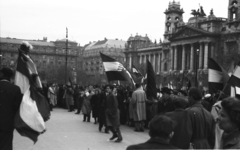 Magyarország, Budapest V., Kossuth Lajos tér, háttérben az Igazságügyi Palota (ekkor a Magyar és Nemzetközi Munkásmozgalom Történeti Múzeuma)., 1956, Berkó Pál, zászló, tömeg, forradalom, Hauszmann Alajos-terv, címer, Kossuth címer, eklektikus építészet, Budapest, Fortepan #79424