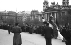 Magyarország, Budapest V., Kossuth Lajos tér, háttérben az Igazságügyi Palota (ekkor a Magyar és Nemzetközi Munkásmozgalom Történeti Múzeuma)., 1956, Berkó Pál, forradalom, Hauszmann Alajos-terv, eklektikus építészet, Budapest, Fortepan #79426