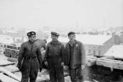 Hungary, Budapest VIII., kilátás a Magyar Nemzeti Múzeum tetejéről, szemben a munkások mögött a Múzeum utca 9-es számú ház látható., 1956, Berkó Pál, winter, worker, man, Budapest, Fortepan #79460