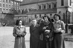 Magyarország, Budapest V., Március 15. (Eskü) tér, háttérben a Belvárosi templom., 1940, Berkó Pál, templom, csoportkép, Budapest, Fortepan #79484