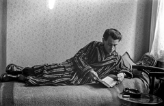 A felvételen Berkó Pál látható., 1944, Berkó Pál, striped dress, berth, reading, bathrobe, Fortepan #79515