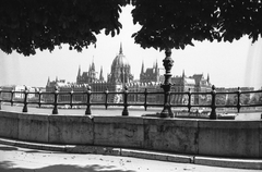 Magyarország, Budapest I., Bem (Margit) rakpart, szemben a Parlament., 1939, Berkó Pál, hajó, Steindl Imre-terv, kerítés, országház, neogótika, eklektikus építészet, Budapest, Fortepan #79521