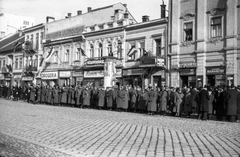 Szlovákia, Kassa, Fő utca (ulica Hlavná)., 1939, Berkó Pál, zászló, cégtábla, tömeg, hirdetőoszlop, fodrászat, katona, kockakő, drogéria, Fortepan #79523