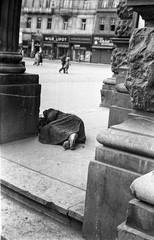 Magyarország, Budapest VIII., Blaha Lujza tér, Nemzeti Színház, háttérben a Rákóczi út., 1940, Berkó Pál, cégtábla, mezítláb, hajléktalan, Budapest, Fortepan #79533