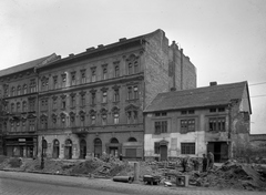 Magyarország, Budapest VIII., Baross utca a Lujza utca és a Dobozi utca között., 1953, UVATERV, Budapest, munkás, kockakő, utcakép, cégtábla, tűzfal, épületdísz, építőanyag, talicska, Fortepan #79590