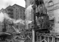 Magyarország, Budapest XIII., Újpesti rakpart a Radnóti Miklós (Sziget) utcánál. A Vízművek gépházának építkezése., 1957, UVATERV, cölöpverő, Budapest, Fortepan #79623