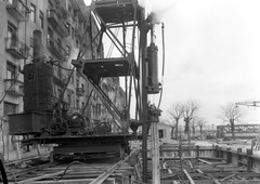 Magyarország, Budapest XIII., Újpesti rakpart a Radnóti Miklós (Sziget) utcánál. A Vízművek gépházának építkezése., 1957, UVATERV, cölöpverő, Budapest, Fortepan #79624