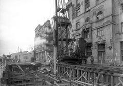 Magyarország, Budapest XIII., Újpesti rakpart a Radnóti Miklós (Sziget) utcánál. A Vízművek gépházának építkezése., 1957, UVATERV, cölöpverő, Budapest, Fortepan #79625