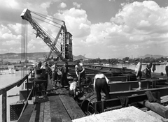 Magyarország, Budapest, az Árpád (Sztálin) híd építése a pesti hídfő felől a Margitsziget és Óbuda felé nézve., 1950, UVATERV, hídépítés, félmeztelen, Fortepan #79633