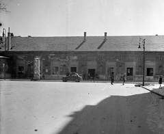 Magyarország, Győr, a vasútállomás oldalépülete a Városház (Szabadság) tér felől nézve., 1950, UVATERV, pályaudvar, vasútállomás, kerékpár, Fortepan #79663