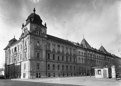 Magyarország, Győr, Révai Miklós utca - Városház (Szabadság) tér sarok (Rábaszabályozó Társulat palotája, később Hotel Szárnyaskerék, ma a VOKE Arany János Művelődési Háza és Könyvtára), 1951, UVATERV, hirdetőoszlop, trafik, középület, palota, Fortepan #79668